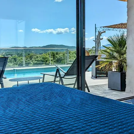 Homekeeper 3 Recentes Vue Piscine Privee